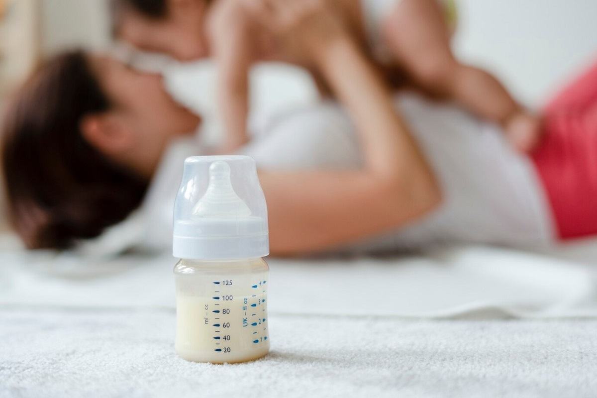 Semne ca laptele formula nu este potrivit pentru bebelusul tau. Cum este indicat sa il schimbi